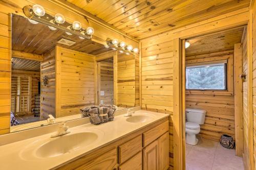 Phòng tắm tại Serene Long Lake Cabin with Deck and Fire Pit!