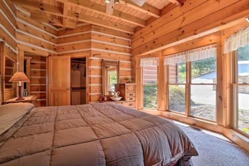 Postel nebo postele na pokoji v ubytování Custom Cabin with 12 Acres on Dale Hollow Lake!