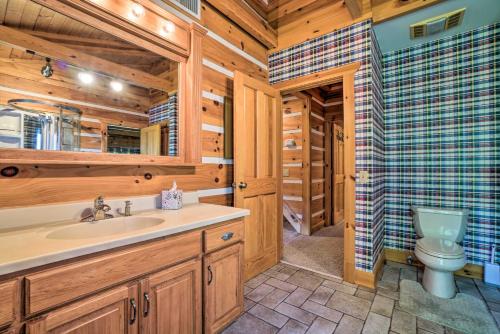Ένα μπάνιο στο Custom Cabin with 12 Acres on Dale Hollow Lake!