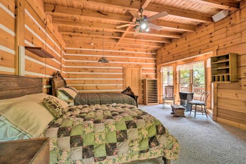 Χώρος καθιστικού στο Custom Cabin with 12 Acres on Dale Hollow Lake!