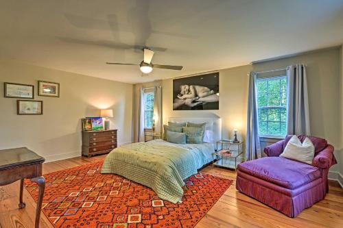 1 dormitorio con 1 cama, 1 sofá y 1 silla en Newnan Retreat on 95 Acres Hike, Bike and More, en Newnan