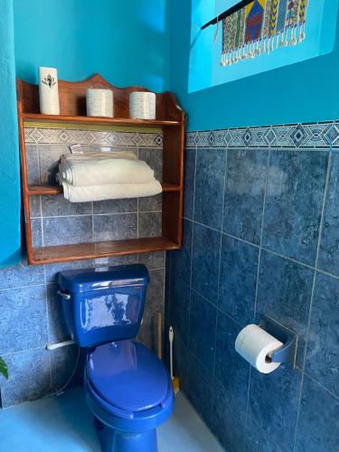 bagno blu con servizi igienici blu e asciugamani di Departamento Chepe a Sayulita