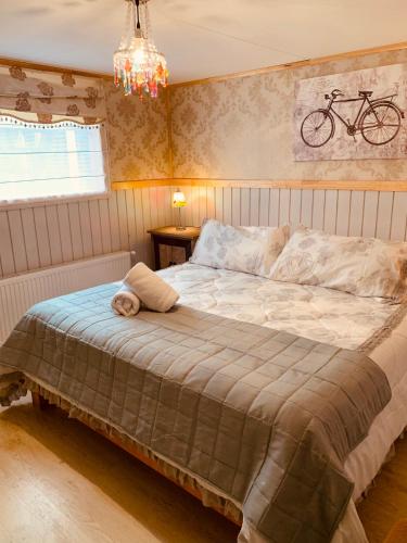 a bed in a bedroom with a bike on the wall at Arte Brisa Hostal Boutique in Puerto Natales