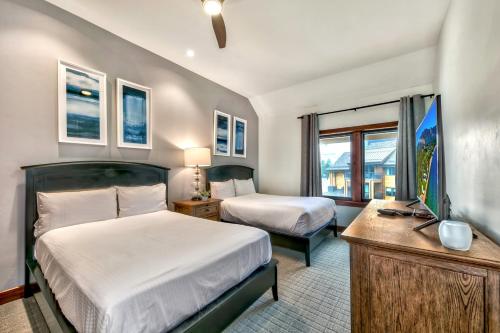 - une chambre avec 2 lits, un bureau et une télévision dans l'établissement Luxury Two Bedroom Residence steps from Heavenly Village condo, à South Lake Tahoe