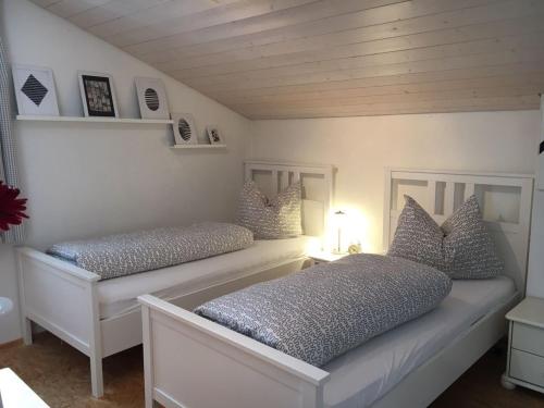 1 dormitorio con 2 camas en una habitación en Ferienhaus Spazzacamino, en Bad Grönenbach