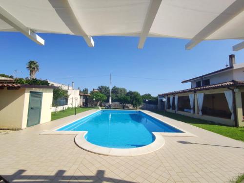 Afbeelding uit fotogalerij van 3 bedrooms villa with private pool enclosed garden and wifi at Floridia in Floridia