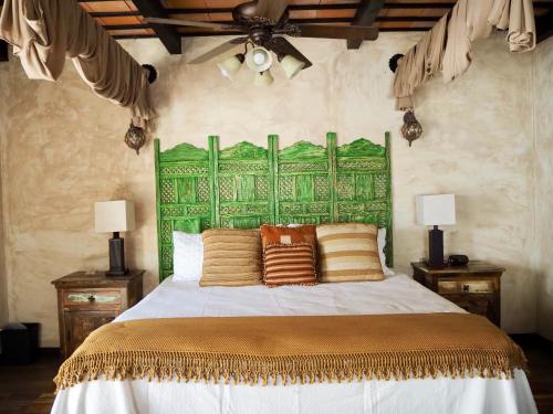 Un pat sau paturi într-o cameră la Hotel Casa Madeleine B&B & Spa