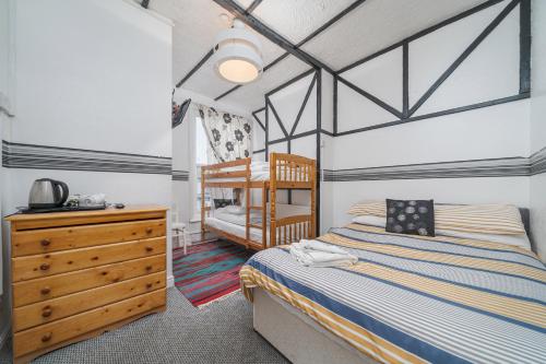 Dviaukštė lova arba lovos apgyvendinimo įstaigoje Deneside Guest House