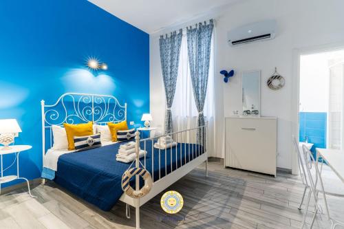 パレルモにあるGiorgio I roomsの青い壁のベッドルーム(ベッド1台付)