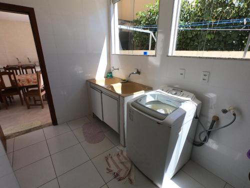 Nhà bếp/bếp nhỏ tại Casa 300m², dois andares, 4 suites a 150m da praia