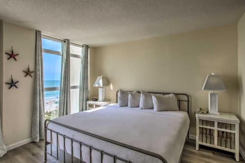 Voodi või voodid majutusasutuse Bay Watch Condo with Oceanfront Balcony and Beach View toas