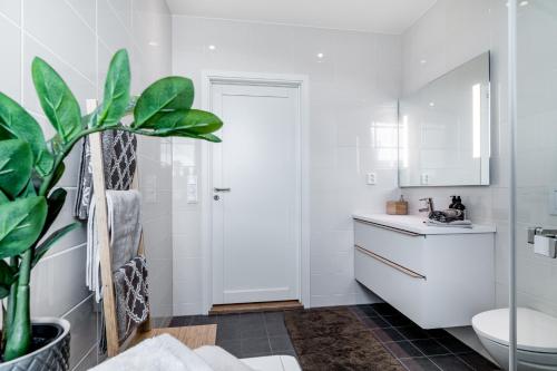 La salle de bains est pourvue de toilettes et d'un lavabo. dans l'établissement MJOS TOWER Apartment - Lovely city view, à Ringsaker