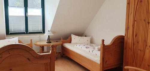 niewielka sypialnia z łóżkiem i stołem w obiekcie Ferienhaus Igel w mieście Burg