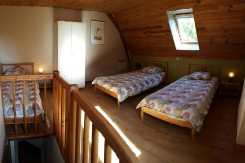 een kamer met 2 bedden in een hut bij Gîte du bocage in Buysscheure
