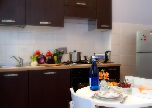 a kitchen with a counter and a table with a plate at Il Cortile di San Rufino in Assisi