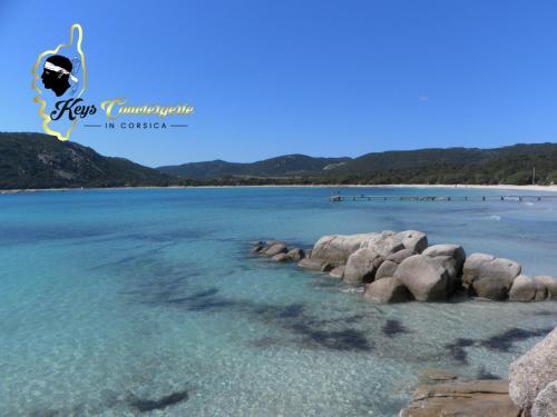 widok na plażę z kamieniami w wodzie w obiekcie Résidence Cala Sultana N62 - 4 pers avec Piscine chauffée- accès privé à la Plage de SANTA GIULIA w mieście Porto-Vecchio