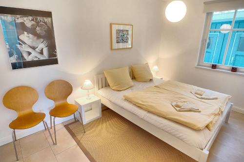 ツィングストにあるFreesenkietz, FW 24の小さなベッドルーム(ベッド1台、椅子2脚付)