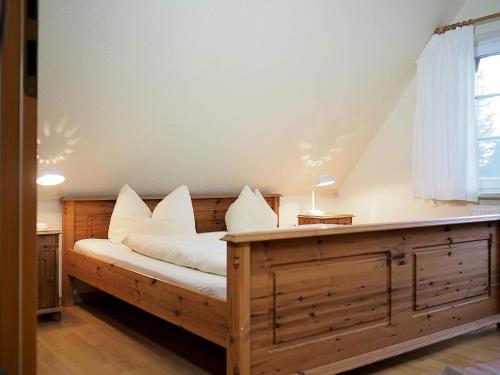 プレローにある"Strandkorb" DHH9のベッドルーム1室(白い枕の木製ベッド1台付)