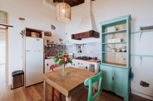 una cucina con tavolo in legno e frigorifero di El Pino Centenario 4 a Los Realejos