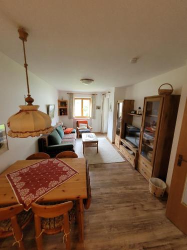 sala de estar con mesa y sofá en Ferienwohnung Steibis / Allgäu, en Steibis