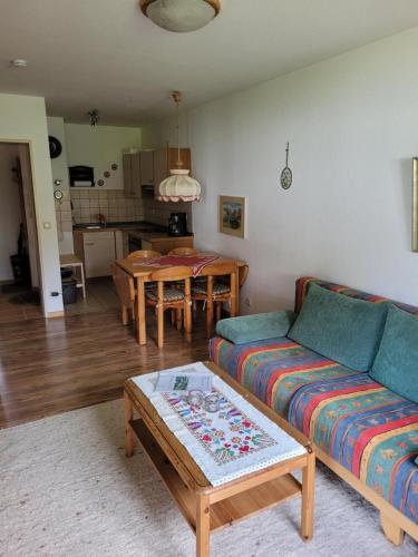 ein Wohnzimmer mit einem Sofa und einem Tisch in der Unterkunft Ferienwohnung Steibis / Allgäu in Steibis