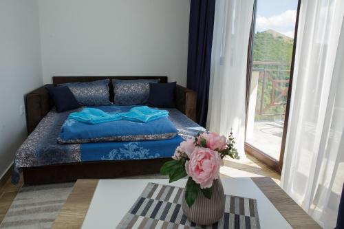 Ένα ή περισσότερα κρεβάτια σε δωμάτιο στο Dvori Sky View E13 Kopaonik - free private parking