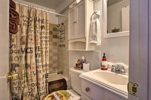 een badkamer met een wastafel, een toilet en een douchegordijn bij One-Of-A-Kind Couples Getaway Big Bear A-Frame! in Sugarloaf