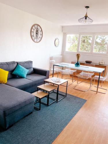 un salon avec un canapé et une table dans l'établissement Spacieux appartement avec Balcons, 4 chambres, espace & confort, Centre Gare, à Rennes