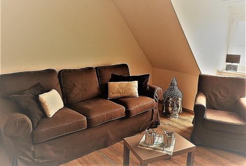 sala de estar con sofá y silla en Black Pearl, en Schönberger Strand
