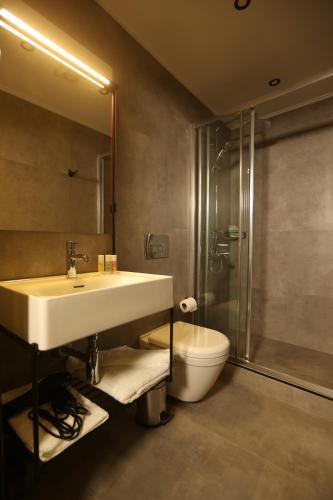 Ett badrum på Moja City Hotel