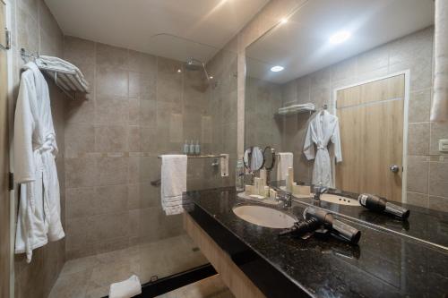 A bathroom at TRYP by Wyndham Guayaquil Airport