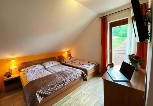 Ένα ή περισσότερα κρεβάτια σε δωμάτιο στο Guesthouse Mesec Zaplana