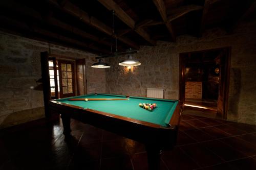 uma mesa de bilhar numa sala com piscina em Quinta da Fonte - Agroturismo em Barroselas