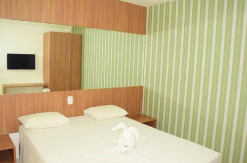 een slaapkamer met een bed met een handdoek erop bij Resort Caldas Novas - Encontro das Águas in Caldas Novas