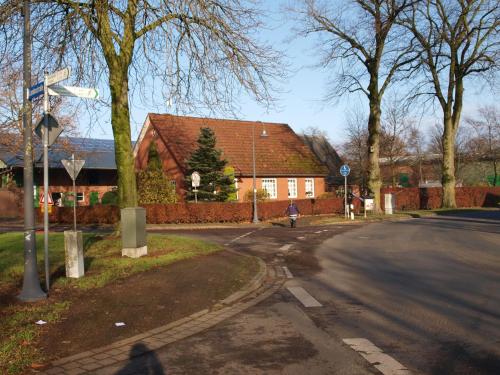 an empty street in front of a house at Ferienhaus auf dem Hof in Wanna