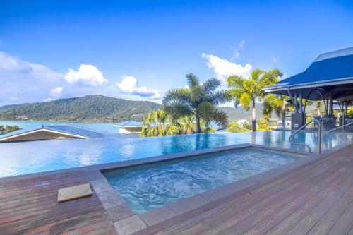 
The swimming pool at or near Club Wyndham Airlie Beach
