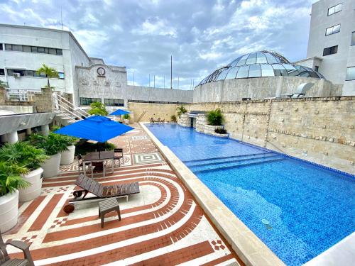 Bazén v ubytování Exclusivos Apartamentos con playa privada nebo v jeho okolí