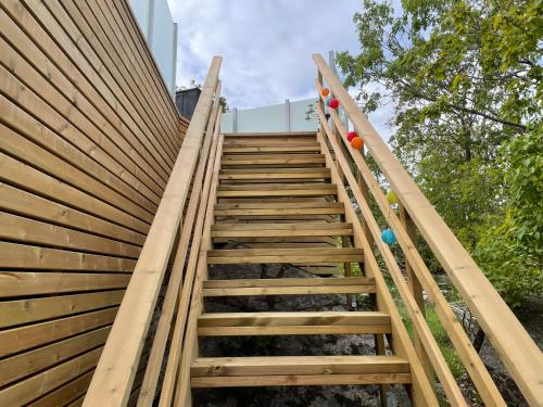 a set of stairs leading up to a building at Lyxig Villalägenhet i centrala Uddevalla - Spabad in Uddevalla