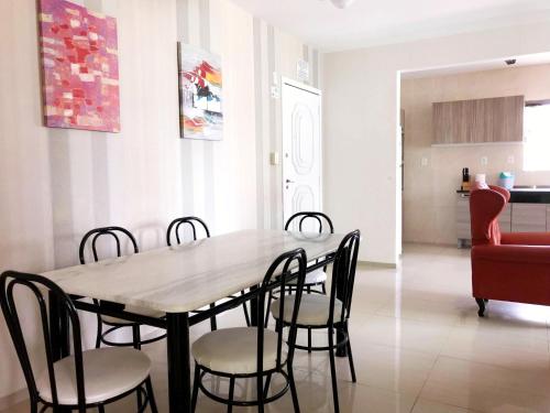 Dapur atau dapur kecil di INCRÍVEL Ap a 100m do MAR com Ar e Wi-Fi