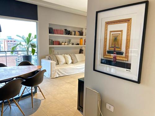 Garden Point Luxury Apartments في سان ميغيل دي توكومان: غرفة معيشة مع طاولة وأريكة