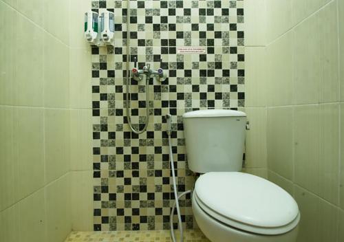 e bagno con servizi igienici e doccia. di Naura Guest House a Yogyakarta