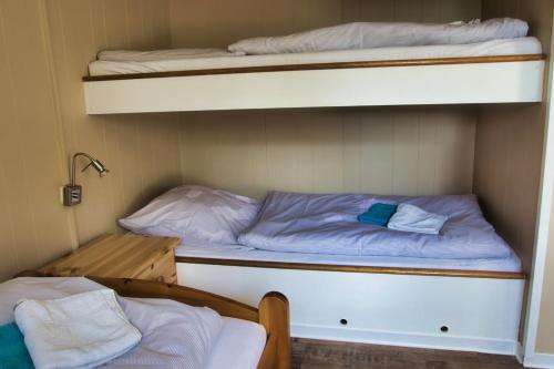 twee stapelbedden in een kleine kamer met twee bedden bij Finnenhaus 8 in Lübeck