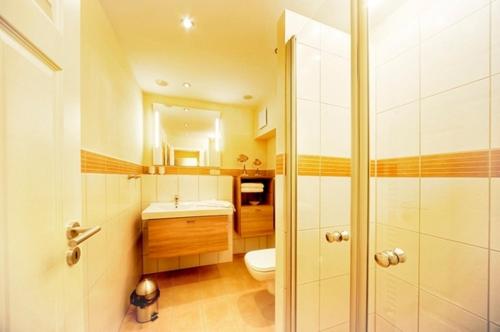 ツィングストにあるVilla Carpe Diem, FW 3のバスルーム(トイレ、洗面台、シャワー付)