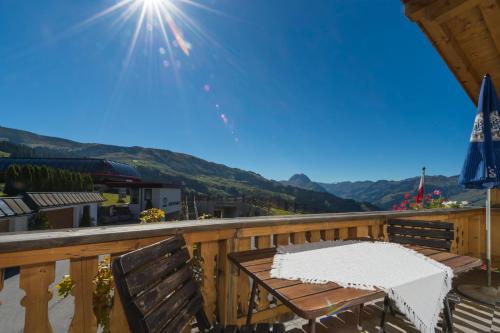 Vue générale sur la montagne ou vue sur la montagne depuis l'auberge