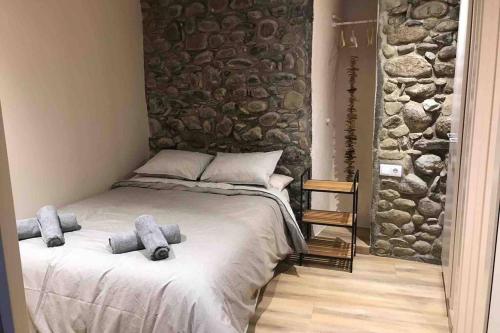 ein Schlafzimmer mit einem Bett mit zwei ausgestopften Tieren darauf in der Unterkunft Puigcerdá Centro. Acogedor apartament en el pueblo in Puigcerdà