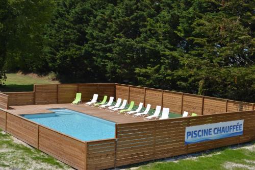 a swimming pool with lounge chairs and aitating chinenergy at Domaine de l'Aumône in Cherrueix
