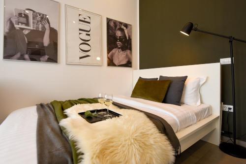 una camera con un letto bianco e una coperta pelosa di Classy Comfort - Chic Studio on Regina Elisabeta a Bucarest