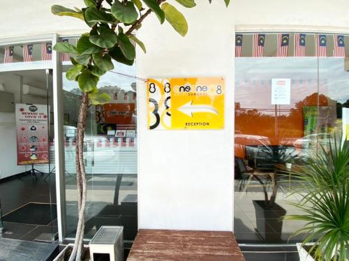 1108 Hotel Sungkaiに飾ってある許可証、賞状、看板またはその他の書類