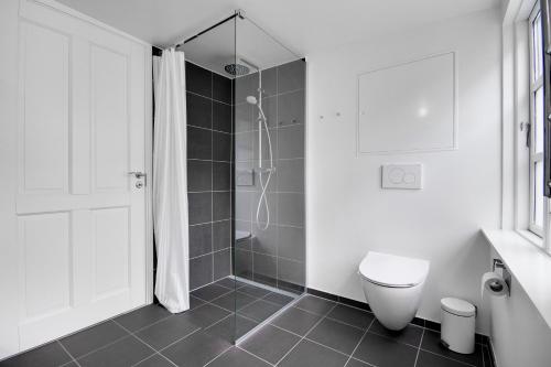 Ένα μπάνιο στο Sanders Regent - Popular Three-Bedroom Apartment Near Central Square