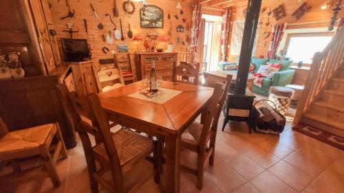 TV a/nebo společenská místnost v ubytování La Grange St. Cyprien, Venosc - Les Deux Alpes